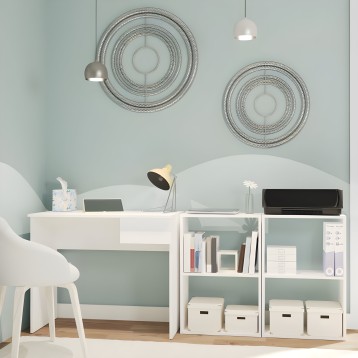 Escritorio blanco con estantería organizadora y silla en ambiente de oficina moderna con decoración de pared