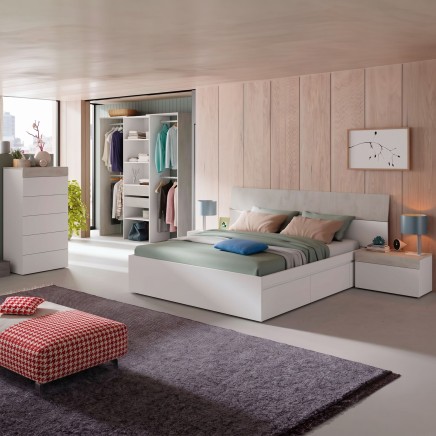 Dormitorio con cama blanca y armario abierto de madera clara. Ambiente completo con mesitas de noche y pared de madera natural