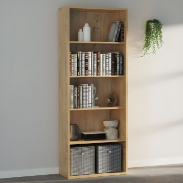 Estantería de madera clara con seis compartimentos que contiene libros y objetos decorativos en ambiente de interior