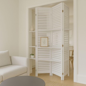 Biombo de madera blanco con lamas horizontales y estantes integrados en ambiente de sala
