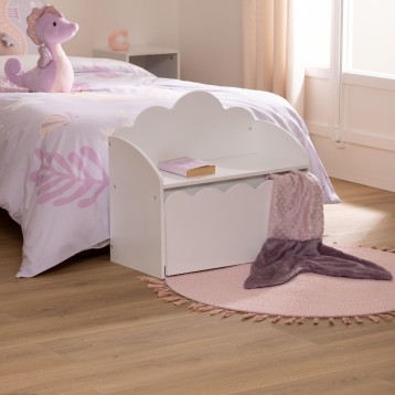 Baúl infantil blanco con forma de nube y compartimento de almacenaje en dormitorio infantil