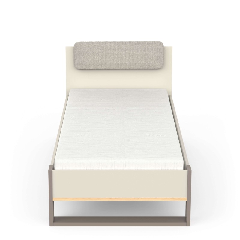 Cama individual con cabecero tapizado en beige y gris y estructura de madera gris con detalles en dorado