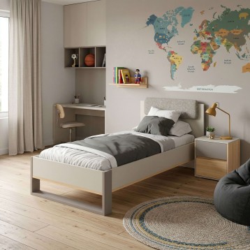 Cama infantil individual con estructura blanca y madera natural y cabecero tapizado gris en dormitorio