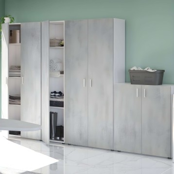 Armario modular blanco con puertas correderas y abatibles en ambiente de dormitorio mostrando interior con textiles y accesorios