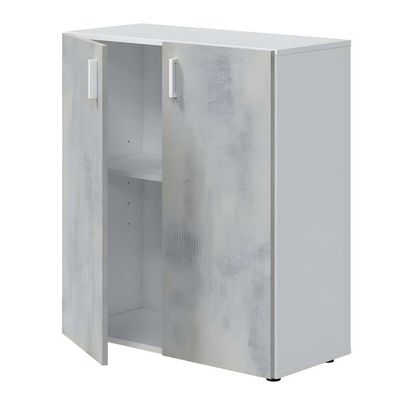 Armario bajo blanco con puertas de cristal esmerilado y estantes interiores visibles