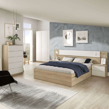 Dormitorio moderno con cama de madera natural y cabecero blanco acolchado y mesillas a juego en ambiente completo