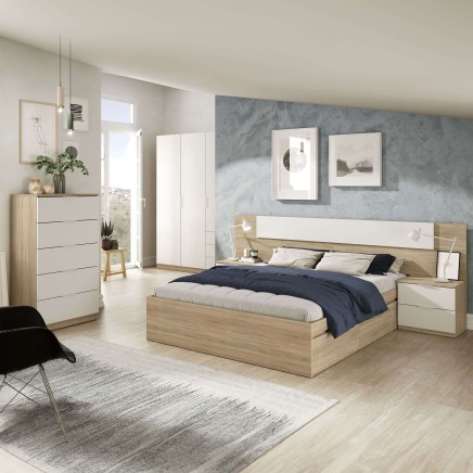 Dormitorio moderno con cama de madera natural y cabecero blanco acolchado y mesillas a juego en ambiente completo
