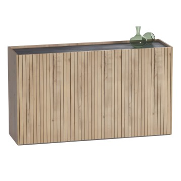 Aparador de madera con frentes acanalados y dos puertas abiertas mostrando compartimentos con platos y vasos