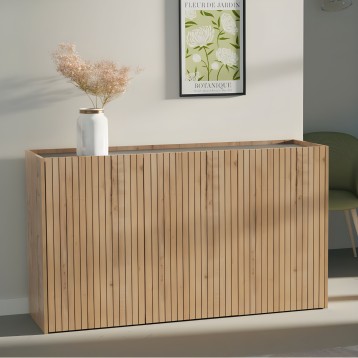 Aparador de madera clara con puerta ranurada y encimera gris oscuro abierto mostrando interior con textiles y estantes