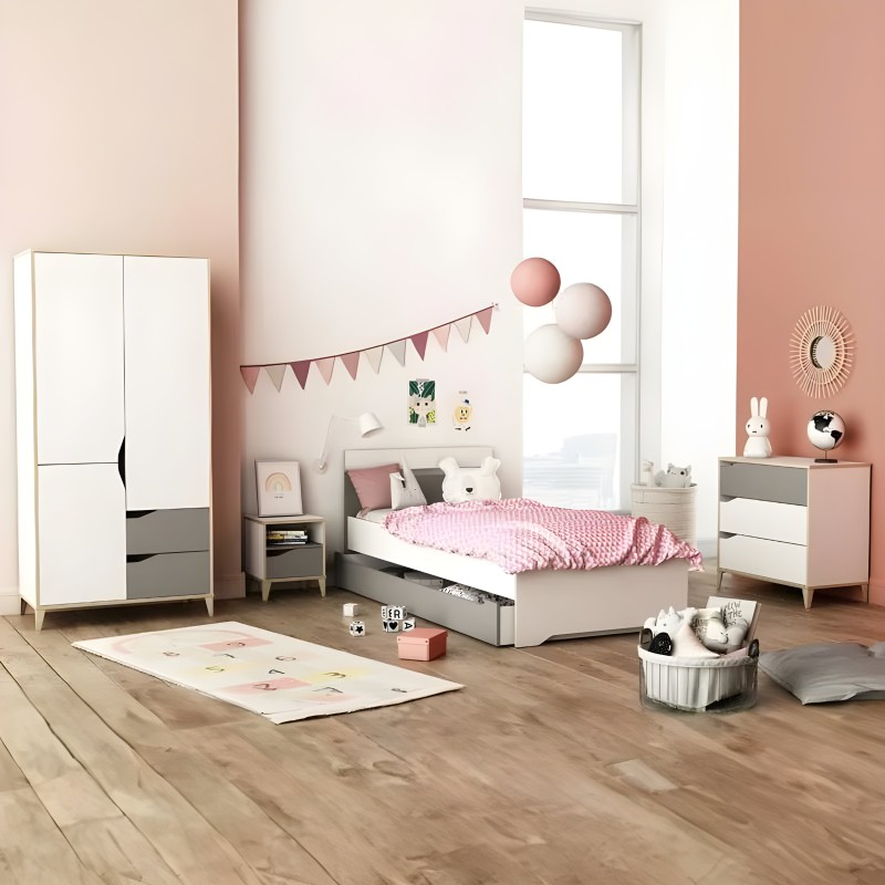 Dormitorio infantil con cama blanca y gris con edredón rosa y conjunto de muebles en tonos neutros