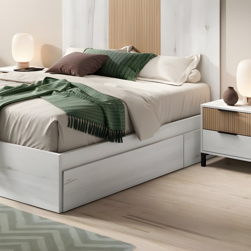 Cama matrimonial blanca con almacenamiento y cabecera tapizada acompañada de cojines verdes y marrones en dormitorio moderno