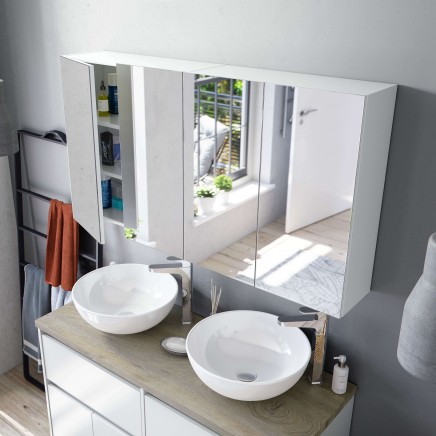 Espejo de baño blanco con puertas y almacenamiento integrado sobre doble lavamanos redondo
