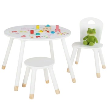 Conjunto infantil con mesa redonda blanca y dos sillas blancas con patas de madera natural y juguetes de construcción