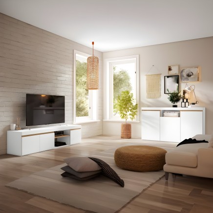 Mueble TV blanco con puertas y estantes y detalles en madera natural en ambiente de salón moderno