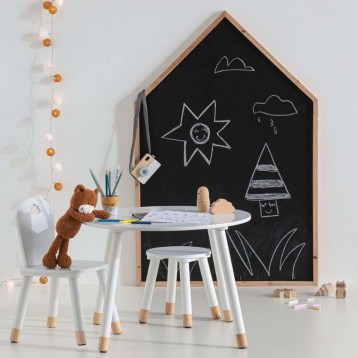 Pizarra infantil forma casa con marco madera y superficie negra para dibujar con tiza en ambiente de juego