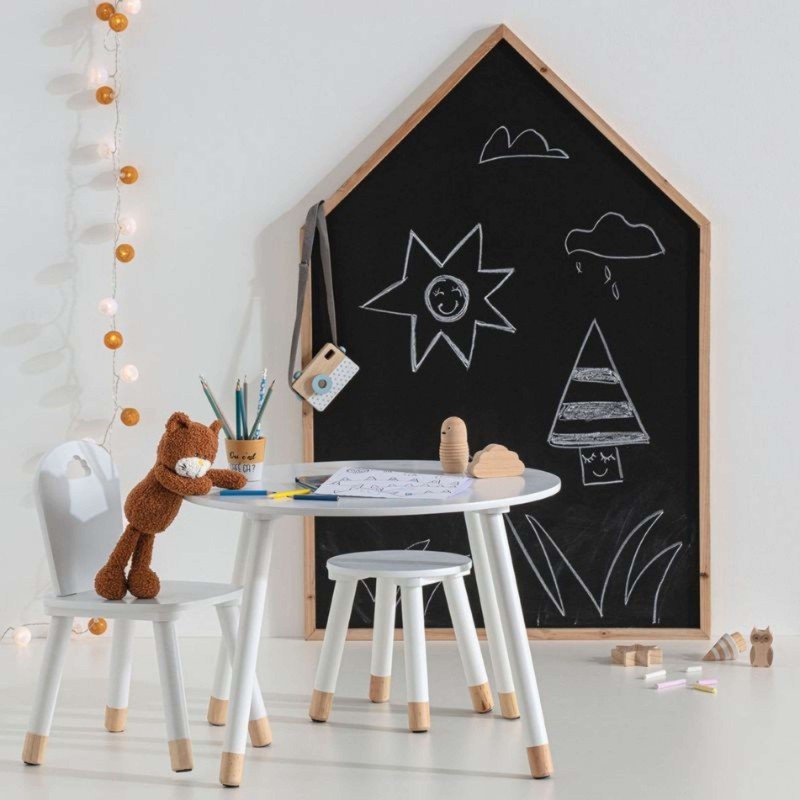 Pizarra infantil forma casa con marco madera y superficie negra para dibujar con tiza en ambiente de juego