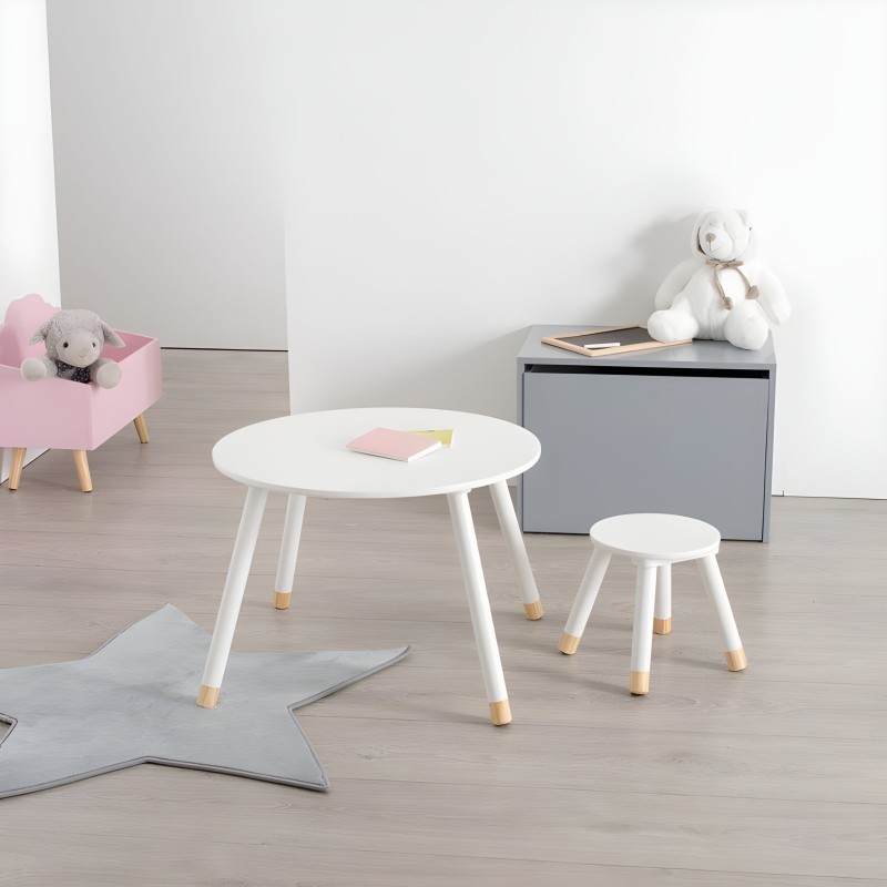 Mesa redonda infantil blanca con patas de madera y taburete a juego en ambiente de habitación