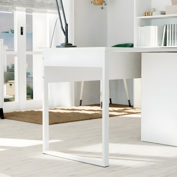 Cama con dosel blanco y estructura de madera vista en dormitorio luminoso con estanterías y alfombra natural