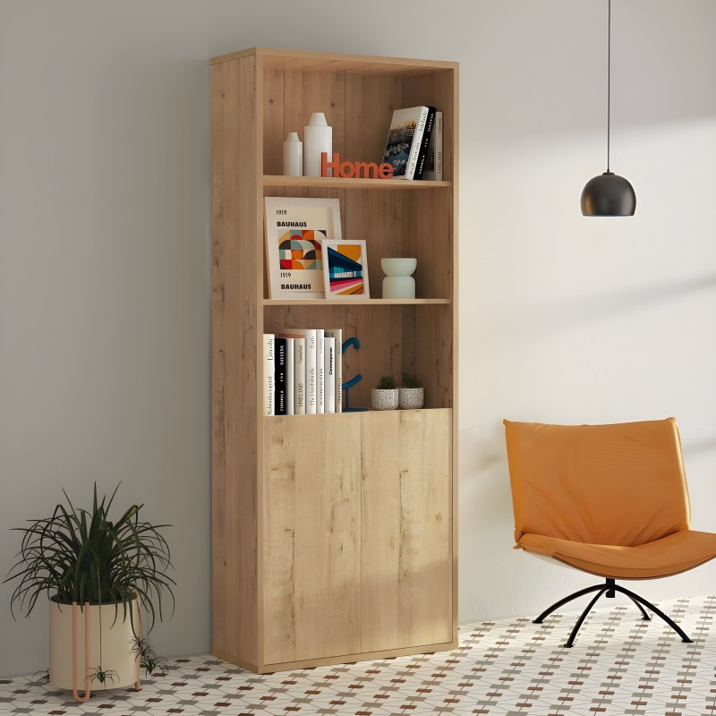 Estantería de madera natural con compartimentos abiertos y armario inferior decorada con libros y accesorios