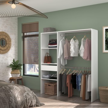 Armario abierto blanco con barras de colgar y estantes para ropa en ambiente de dormitorio