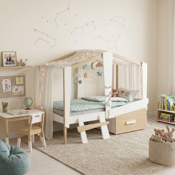 Cama dosel infantil blanca y madera natural con cortinas y luces en dormitorio de niño