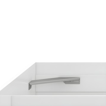 Tirador metálico plateado para mueble blanco detalle de herraje funcional