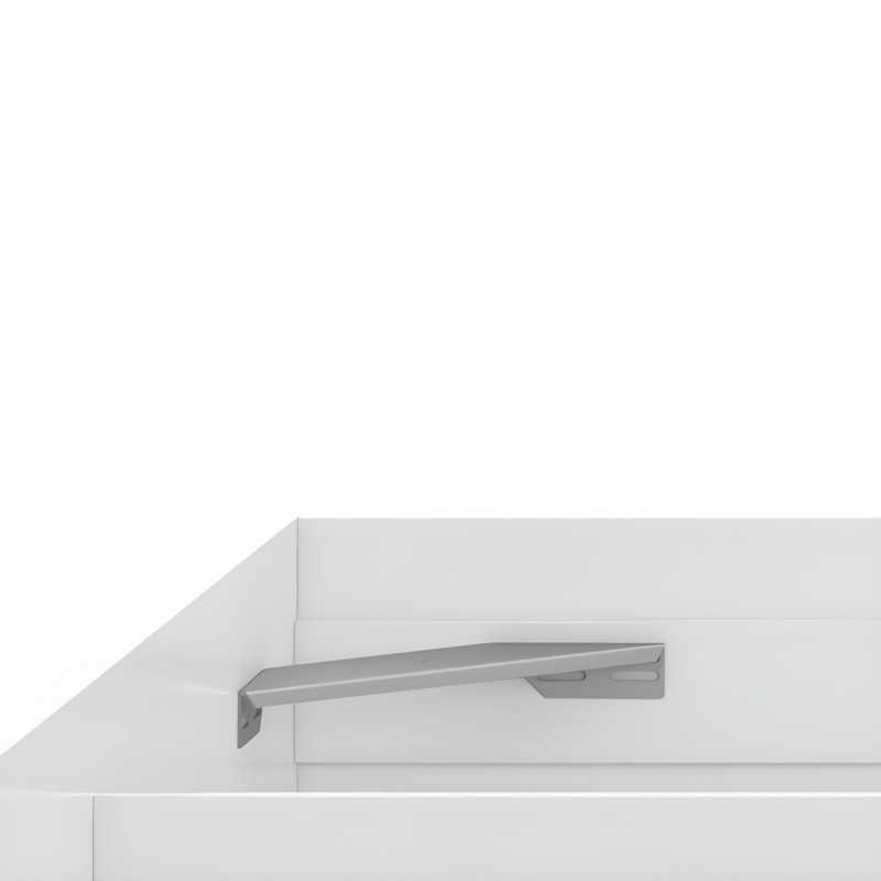 Tirador metálico plateado para mueble blanco detalle de herraje funcional