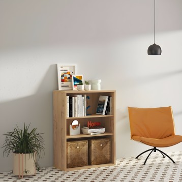 Estantería de madera natural con compartimentos abiertos y cajones tejidos en ambiente de sala