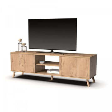 Mueble TV en madera clara con puertas y estantes abiertos soportando pantalla negra