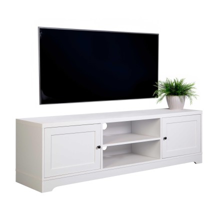 Mueble TV blanco con puertas y estantes abiertos soportando pantalla negra y maceta decorativa
