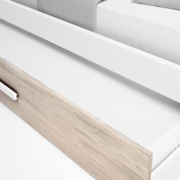 Detalle de canapé abatible con estructura blanca y frente en madera clara y tirador blanco