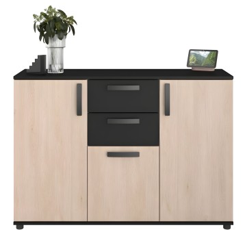 Aparador con estructura en madera clara y sobrepuesto negro con tres cajones y dos puertas laterales decorado con jarrón y plant