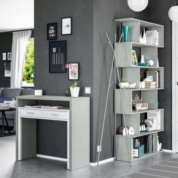 Pack muebles despacho diseño cemento gris con compartimentos abiertos en ambiente de oficina junto a escritorio y pared oscura