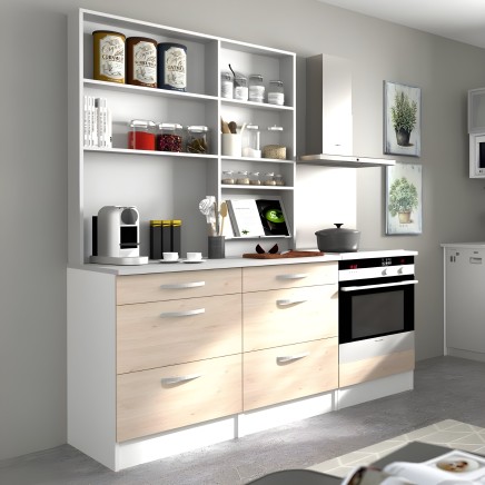 Mueble de cocina blanco y madera clara con estantería abierta y mueble base con cajones y horno integrado