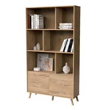 Estantería de madera clara con seis compartimentos abiertos y dos puertas inferiores conteniendo libros y adornos decorativos