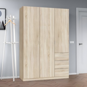 Armario de madera clara con puertas abatibles y cajones laterales en ambiente de dormitorio