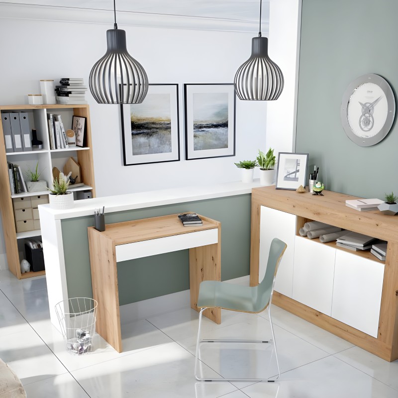 Ambiente de oficina en casa con escritorio de madera y blanco y silla verde junto a estanterías y lámparas colgantes negras