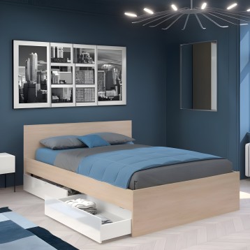 Cama de madera clara con cajones de almacenamiento blanco y cabecero tapizado beige en ambiente dormitorio azul