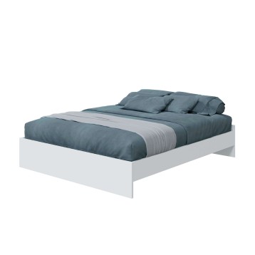 Cama de madera blanca con colchón tapizado en gris azulado y ropa de cama a juego