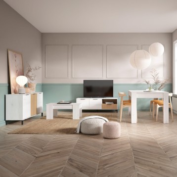 Ambiente de sala estar con muebles blancos y madera natural incluyendo mueble TV y mesas auxiliares en espacio moderno con pared