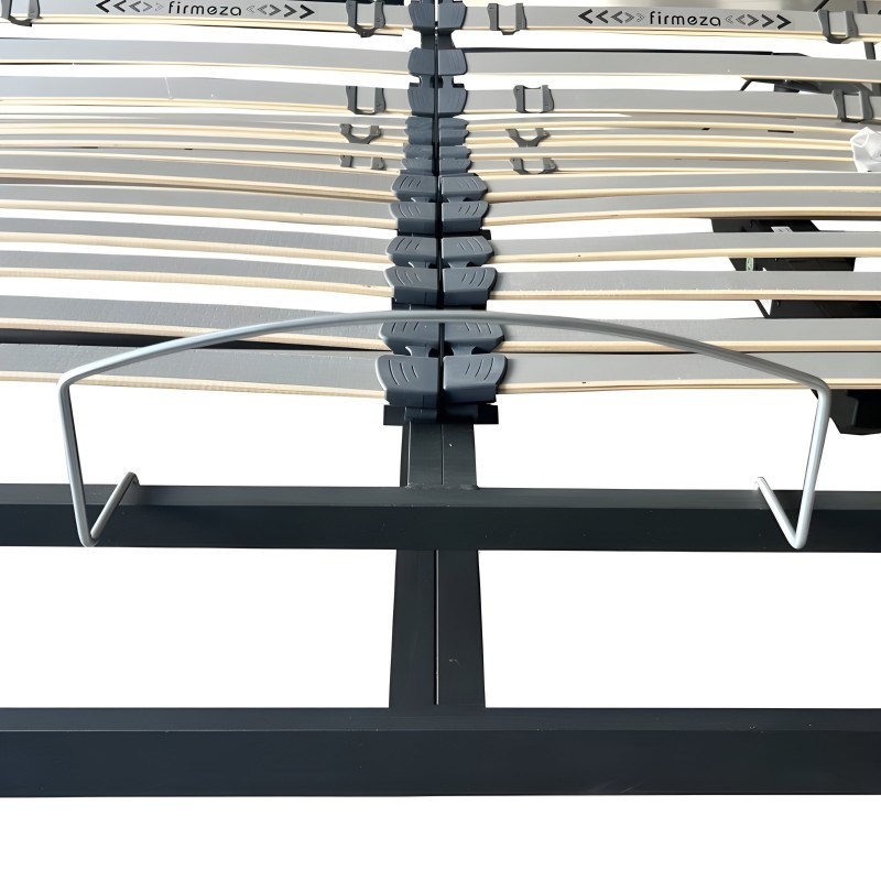 Base de cama con estructura negra y listones de madera vista frontal detalle del sistema de sujeción