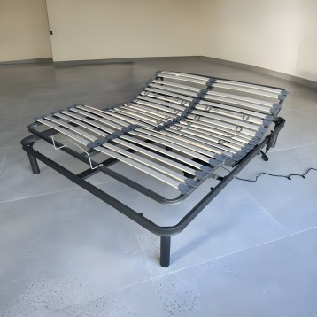 Base cama articulada con estructura negra y láminas metálicas ajustables en ambiente de showroom