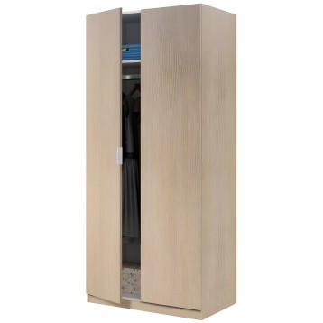 Armario de dos puertas en madera clara con interior abierto mostrando estantes y ropa colgada