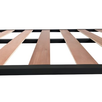 Somier de madera con tablillas de madera clara y marco negro en vista de detalle