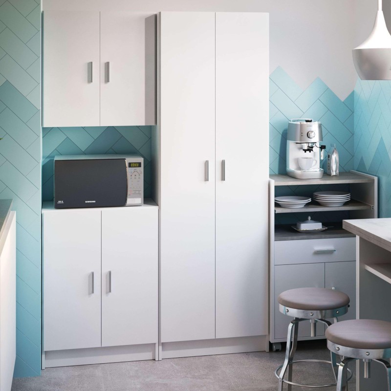 Mueble de cocina blanco con puertas y estantes abiertos junto a alacena alta y taburetes en ambiente de cocina moderna