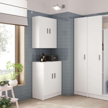 Mueble de baño modular blanco con muebles colgantes y columna en ambiente de baño con azulejos grises