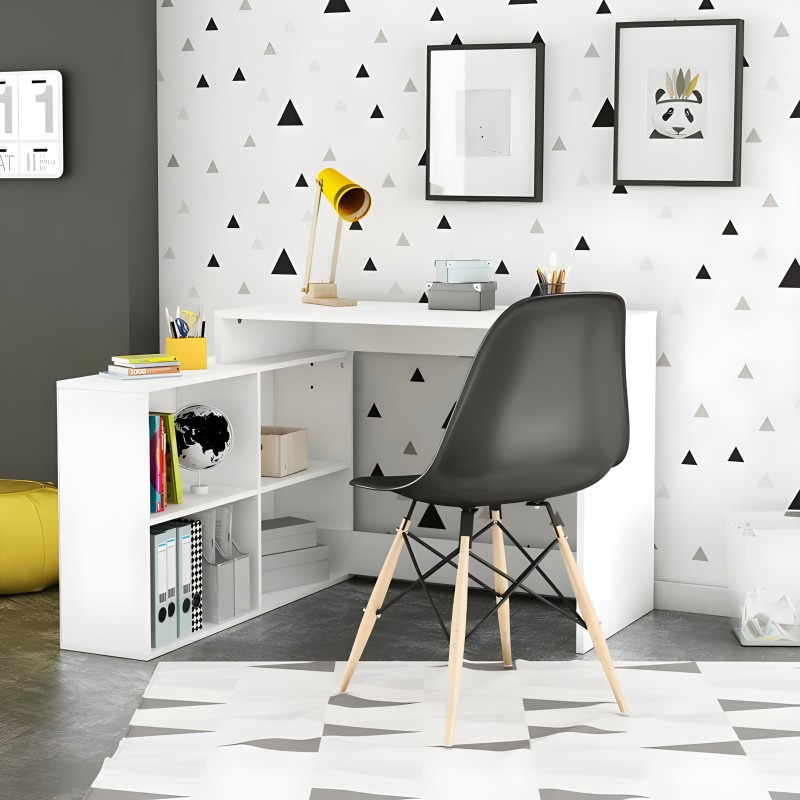 Silla de oficina negra con asiento ergonómico y patas de madera en ambiente de escritorio infantil