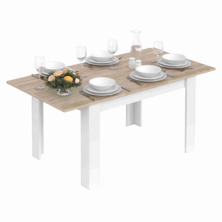 Mesa de comedor rectangular con tablero en tonos madera y base blanca ambientada con servicio de mesa y flores
