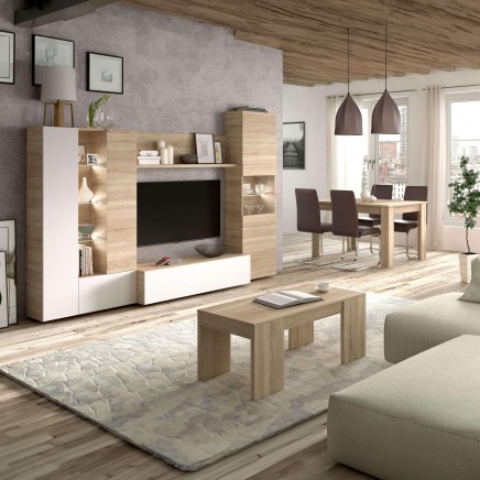Salón moderno con mueble tv en madera clara y blanco con estantes abiertos y zona de almacenaje