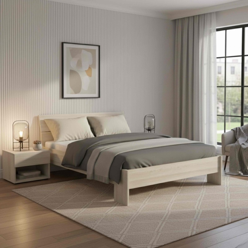 Cama de madera clara con cabecero tapizado en ambiente dormitorio moderno con mesita de noche y textiles grises